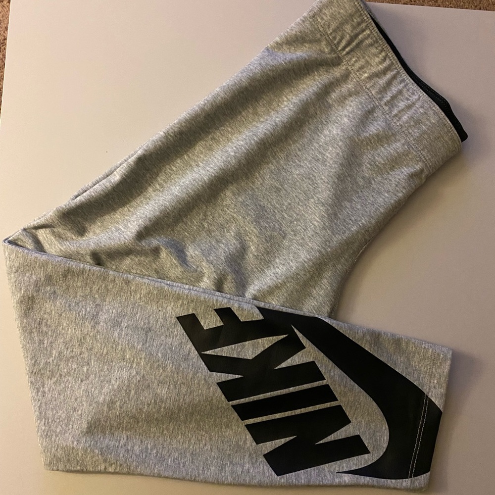 🖤🎀NWOT Nike leg-a-see 7/8 leggings